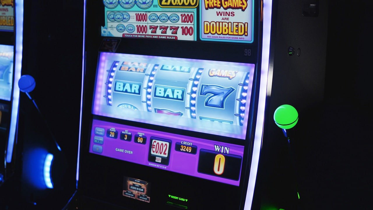 Pengguna memeriksa syarat bonus dari ponsel